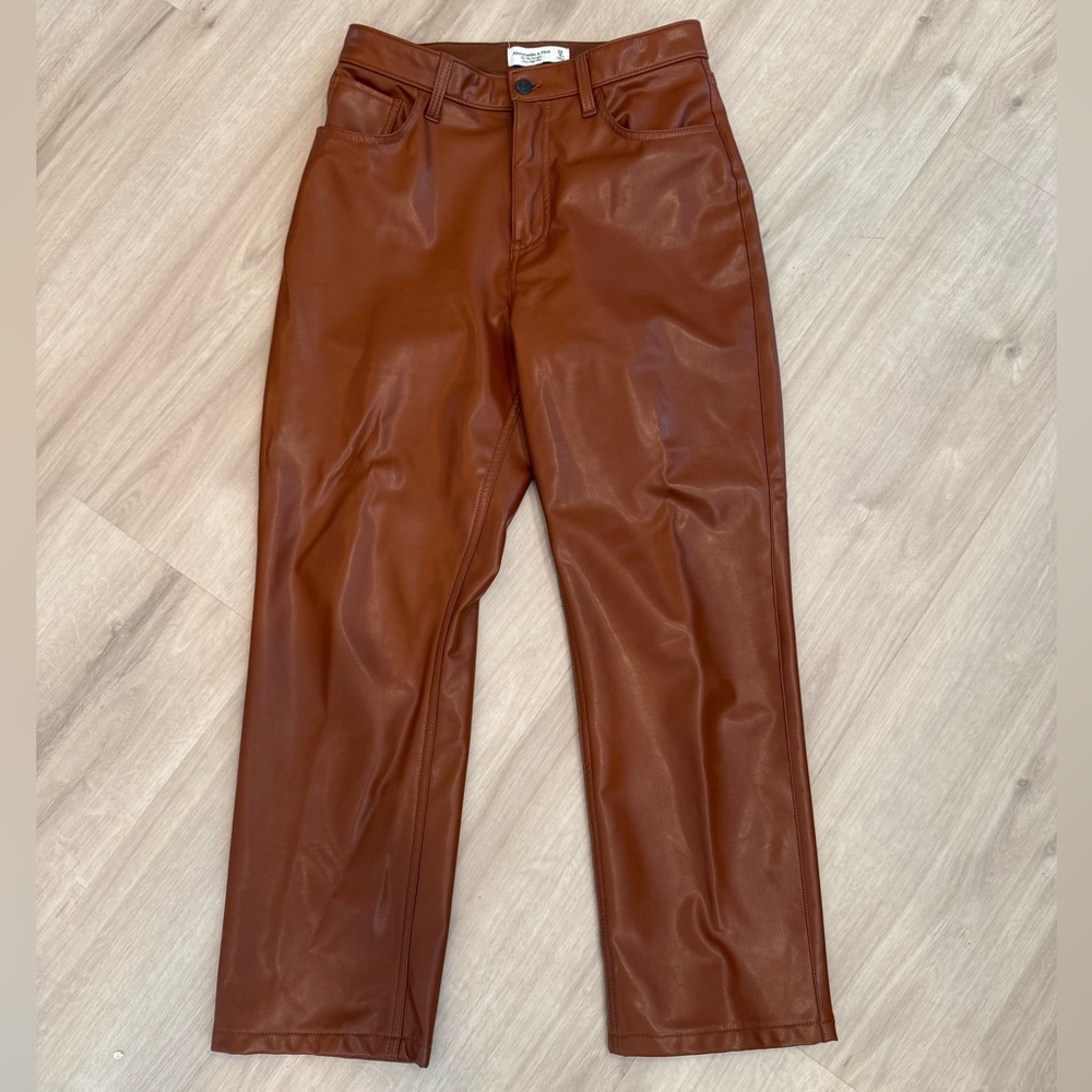 Abercrombie & Fitch The 90’s Straight Ultra High Rise - Size 29/8, extra short.